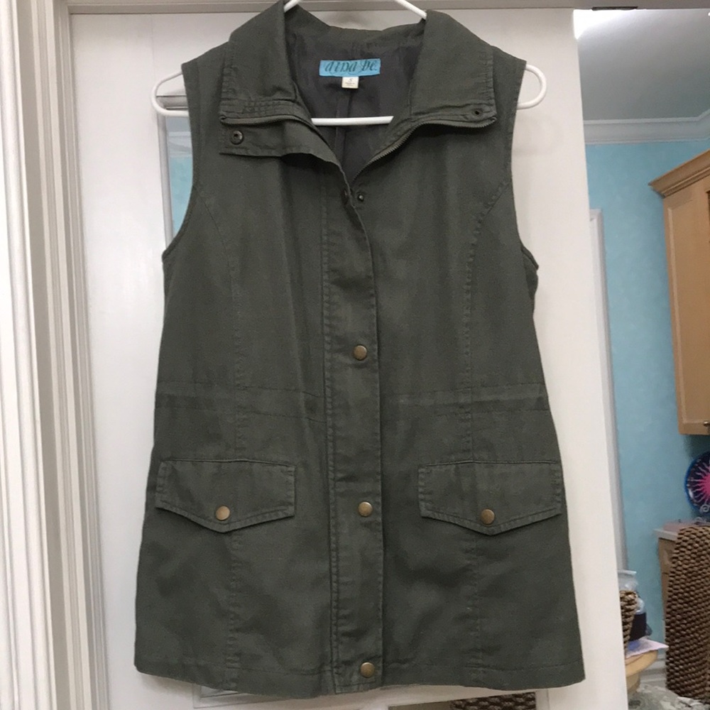 Olive green vest in cotton